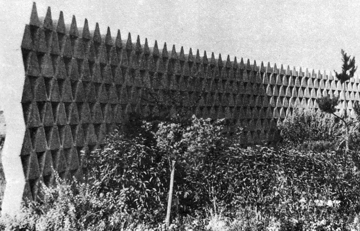 Masonry windbreak of the Crau plain